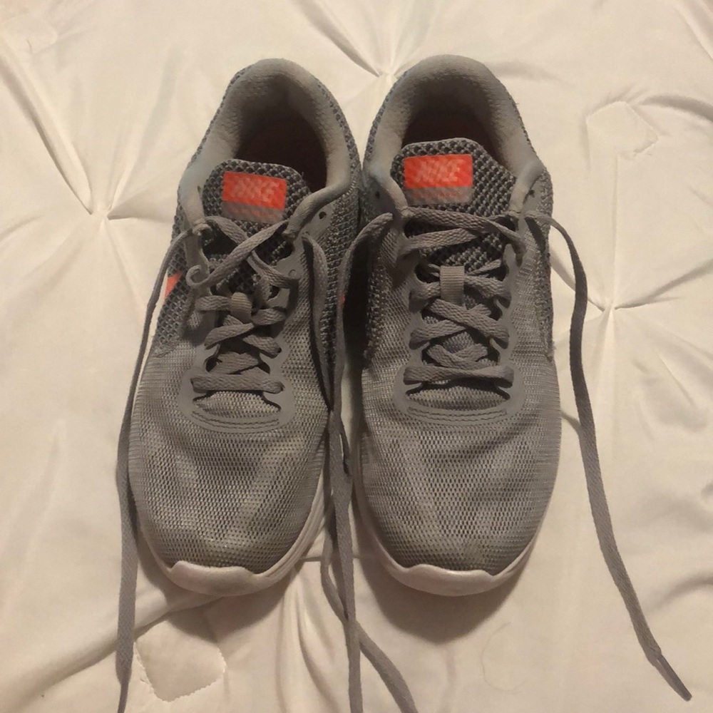 Nike revolution 3